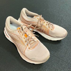 Women’s Brooks Adrenaline Running Shoe size 9.5